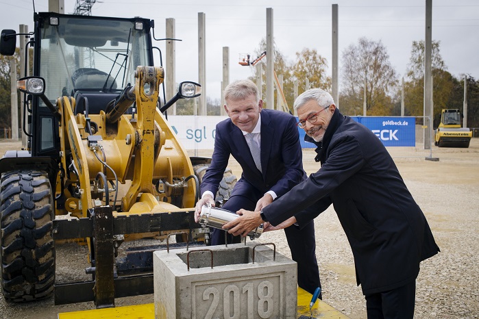 Jürgen Köhler, CEO of SGL Carbon, and Furio Rozza, Managing Director BSCCB, putting the time capsule into the foundation of the logistics centre. © SGL Group